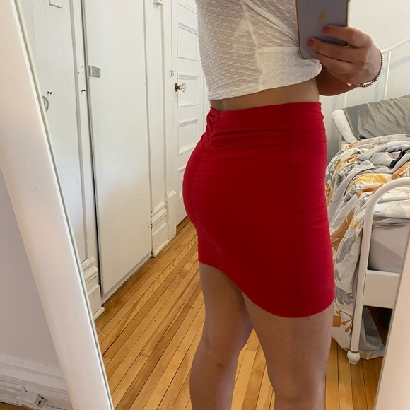 Super flattering mini red skirt - Picture 2 of 4